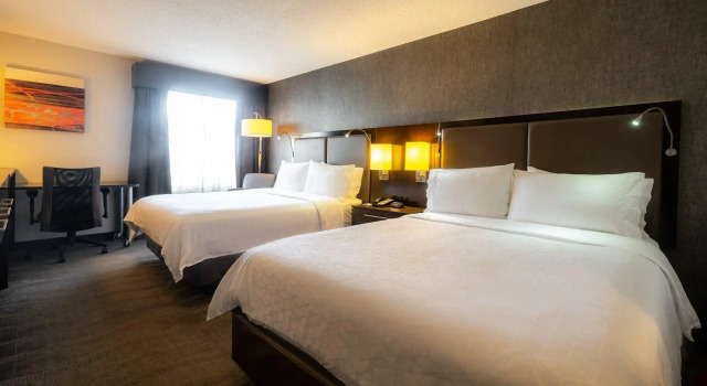 Четырёхместный номер Standard Holiday Inn Express Hotel & Suites - Edmonton International Airport by IHG