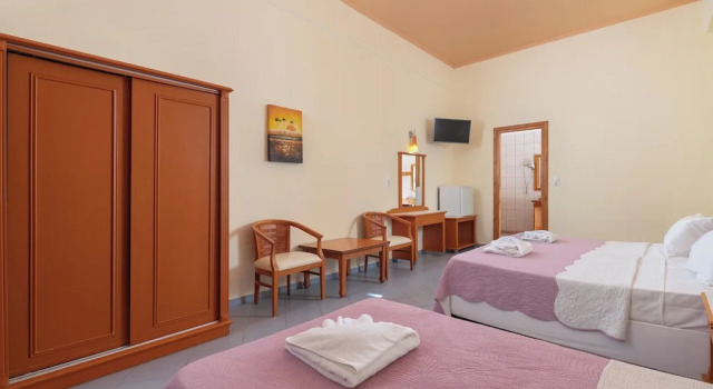 Трёхместный номер Standard с балконом Aquarius Beach Hotel