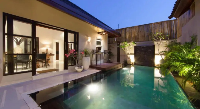 Amalika Private Pool Villa Central to Everything, Забронировать Вилла Отели Гилей Траванган с бассейном, рядом с Turtle Conservation Gili Trawangan, Бассейн