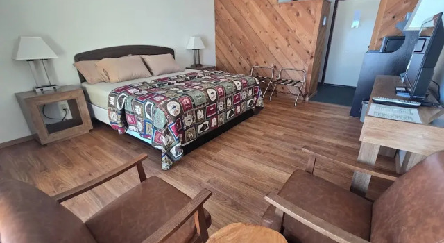Standard- dobbelt værelse med altan med søudsigt Timber Inn Motel