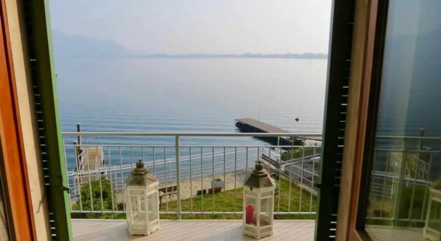 Коттедж c 1 комнатой Villa Anastasye Your Lakefront Vacation Rental