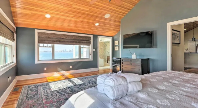 Waterfront Retreat w/ Deck ~ 7 Mi to Boston!, Rezerwuj Dom wakacyjny  