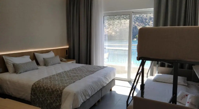 Четырёхместный номер Standard с красивым видом из окна Minoa Hotel