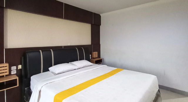 Люкс RedDoorz near Poso City Mall