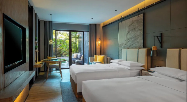 Четырёхместный номер Standard с видом на бассейн Renaissance Xiamen Hotel