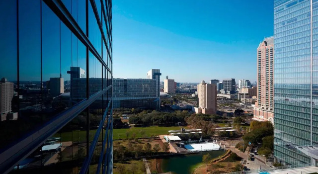 Номер Standard с видом на бассейн Marriott Marquis Houston