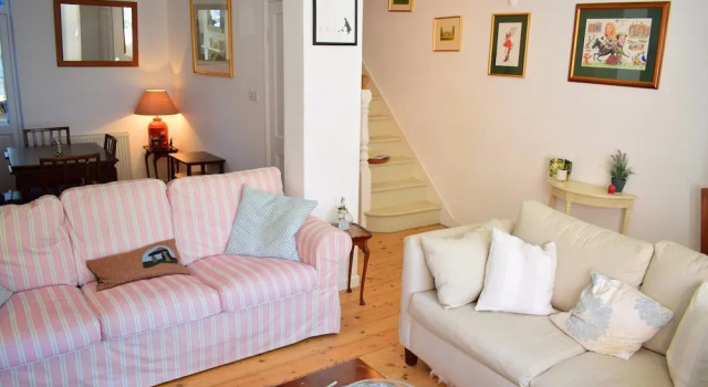 1 Bedroom Home With Private Garden in Barons Court, Забронировать Дом для отпуска Коттеджи Лондона, рядом с Больница Чаринг-Кросс, Коттедж
