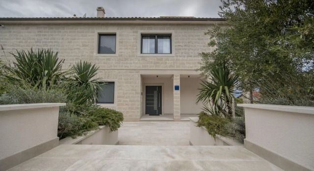 D in Postira with 7 bedrooms and 7 bathrooms, Prenota Hotel Postira 