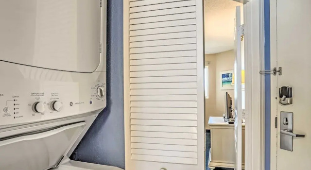 Апартаменты c 1 комнатой с балконом Walk to Atlantic Beach: Condo w/ Hot Tub & Views