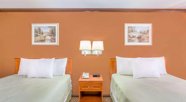 Четырёхместный номер Standard Days Inn by Wyndham Bishop