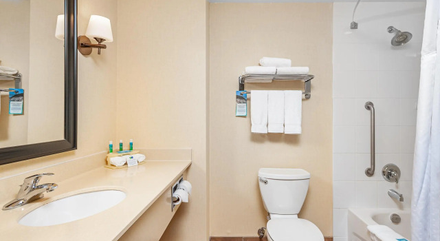 Четырёхместный номер Standard Holiday Inn Express Hotel & Suites Clarington - Bowmanville by IHG