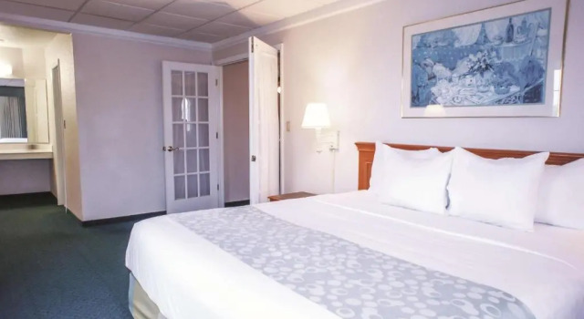 Семейный люкс Deluxe La Quinta Inn by Wyndham Moline Airport