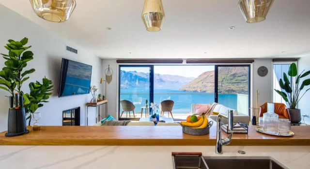 Elite Holiday Homes Queenstown - 2 Houses - Lake View - Ski Drying Cabinet, Забронировать Отель Ферн-Хилл 