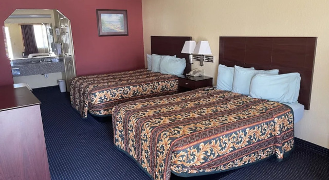 Четырёхместный номер Standard Gun Barrel Executive Inn