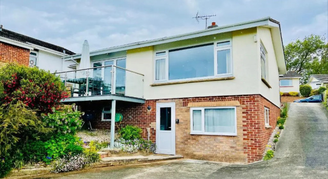 15 Churchfields - Bungalow with Estuary Views and Parking