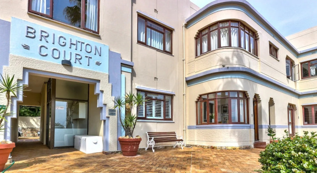 On the Beach in Camps Bay - Fully Equipped 2 Bedroom Apartment, Забронировать Апартаменты/квартира Отели Cape Peninsula с бассейном, Бассейн