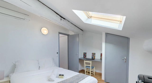 Rare - Nice Loft on the Rooftops of Marseille!, Забронировать Отель Марсель Буш-дю-Рон