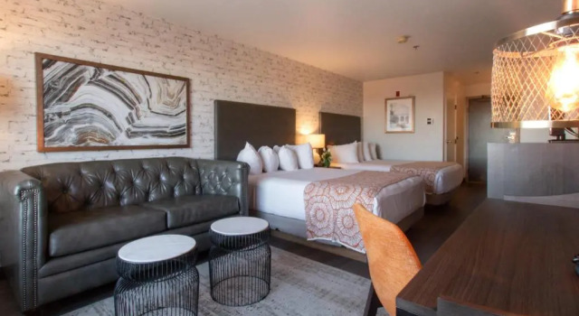 Четырёхместный люкс Oxford Suites Chico