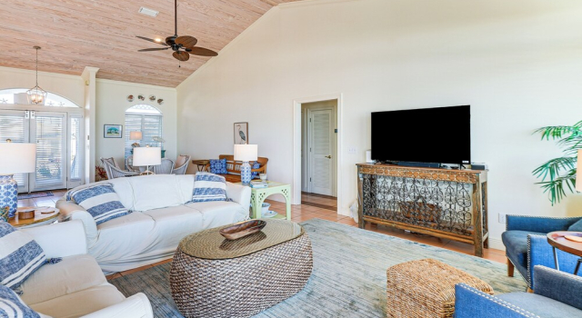 Direct Beach Access! Prime PCB Bungalow w/ Deck, Book Feriehus Hoteller i Lower Grand Lagoon med parkering, Parkering