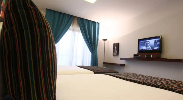 Camera tripla Executive 1 camera da letto con balcone e con vista sulle montagne Monoberge Hotel