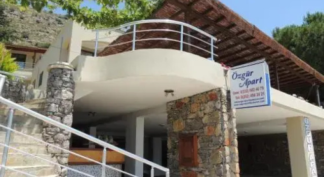 Özgür Apart