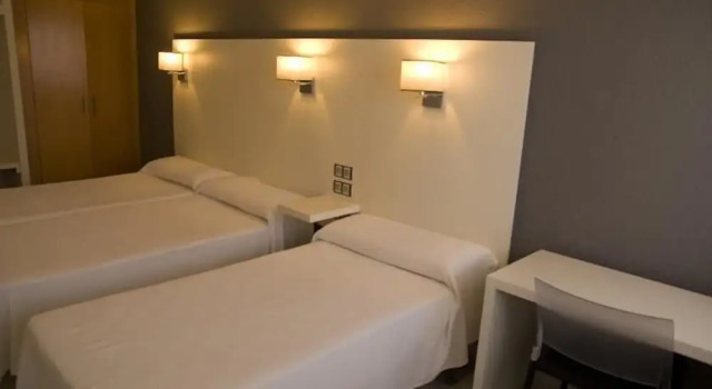 Трёхместный номер Standard с балконом Hostal Las Gaviotas