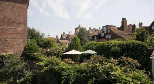 Medieval Town House - Walled Garden Sleeps 8, Забронировать Отель Рай 