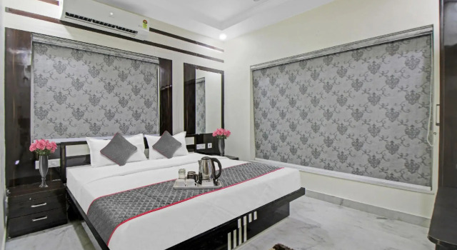 OYO Townhouse 1128 Hotel Royal Palm Inn