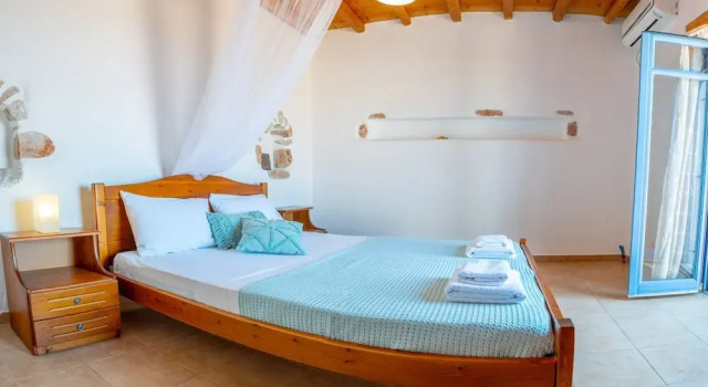 Villa Ioanna for 10 - Allparos Villas