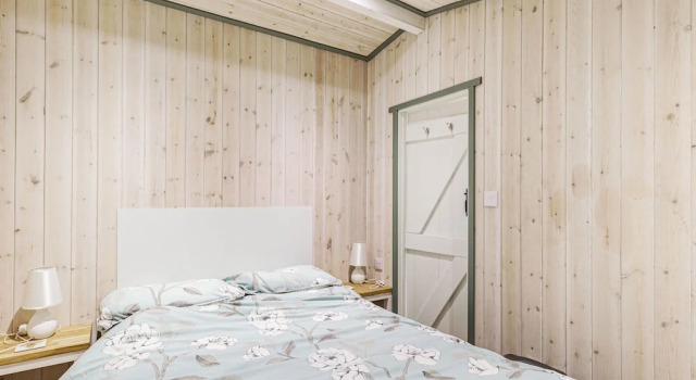 Mökki parvekkeella Lakeside Cabin