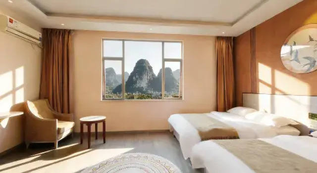Кровать в общем номере Yizhou Holiday Hotel