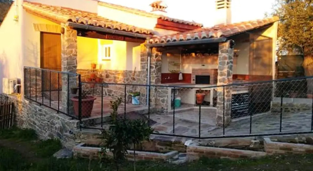 Studio with enclosed garden and wifi at Valencia de Alcantara, Rezervați Casă de vacanță Vile în Extremadura, Vilă