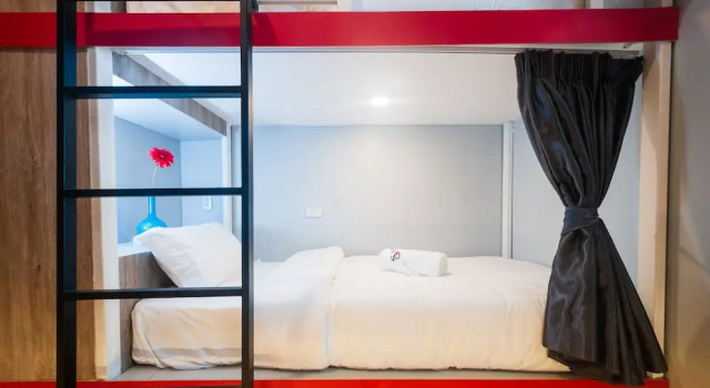 Кровать в общем номере So Good Haad Rin Resort
