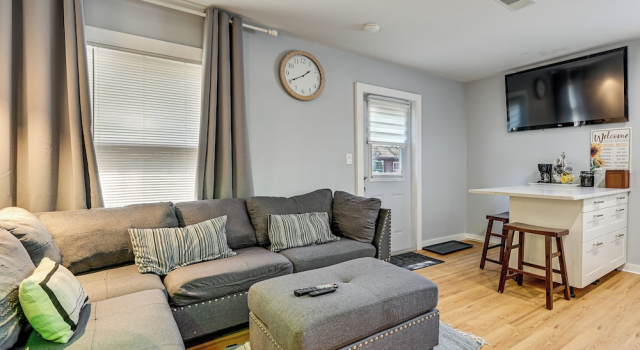 Апартаменты 4 Mi to Hyde Park Village! Modern Escape w/ Yard