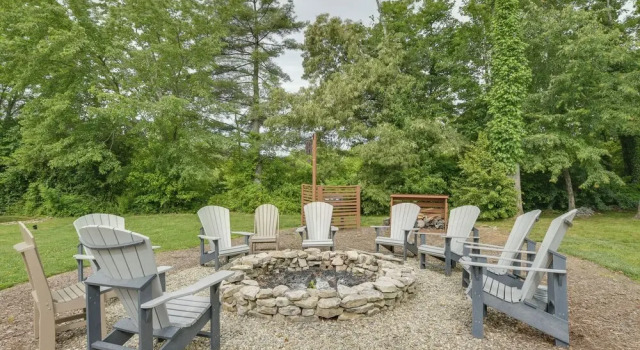 Коттедж Flat Rock Tiny Home: Bbq-ready Patio & Pool Access