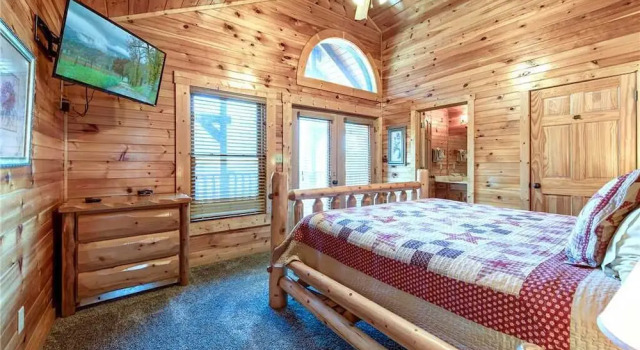 Hemlock Inn - Eight Bedroom Cabin
