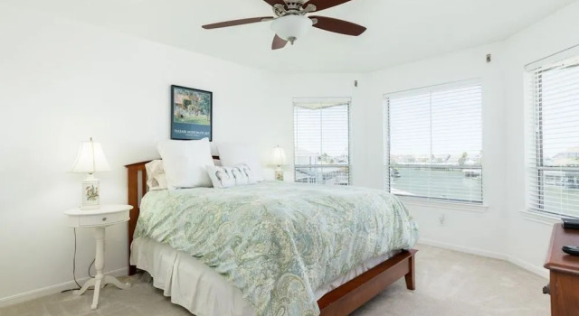 Airy Canalfront Galveston Home by RedAwning, Забронировать Отель Галвестон Texas Gulf Coast, рядом с Загородный клуб Галвестона