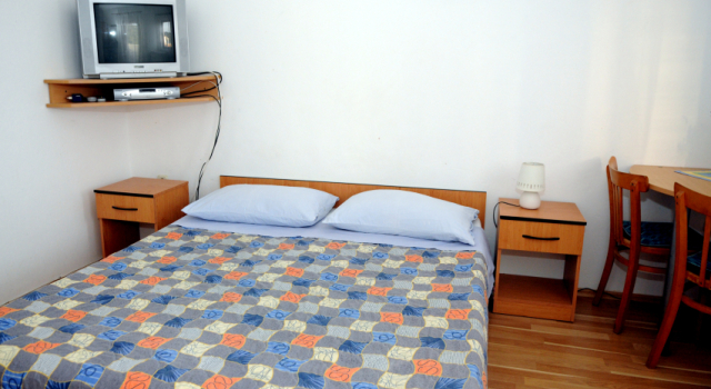 Room Port - great loaction and free parking: R2 Mala Murter, Island Murter