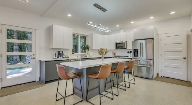 Waterfront Patio! Stylish Family Home in Everett, Varaa Lomakoti Everett Washington (state)