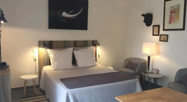 Le Mas Des Bardes, Book Hotel Hoteller i Vaucluse med parkering, Parkering