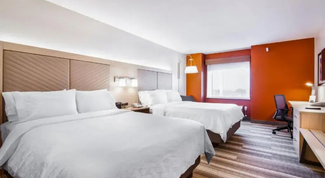 Четырёхместный номер Executive Holiday Inn Express & Suites Langley by IHG