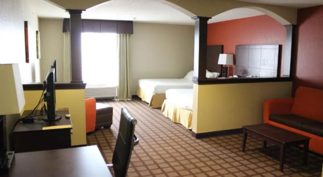 Двухместный люкс с 2 комнатами Holiday Inn Express Hotel & Suites Chicago-Algonquin by IHG