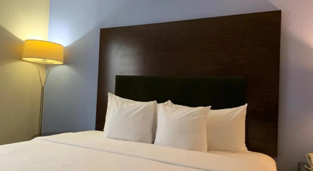Номер Standard Days Inn and Suites by Wyndham Hammond, IN