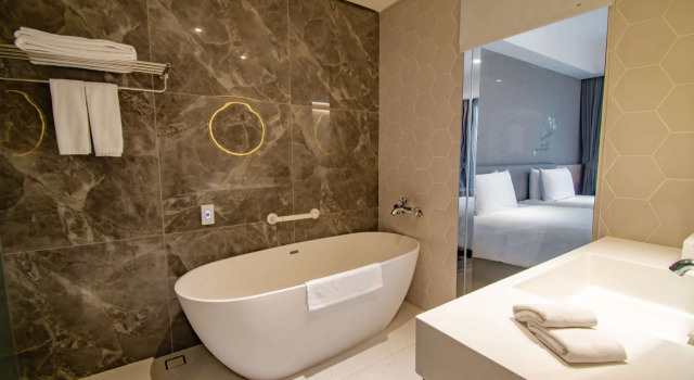 Четырёхместный номер Superior Golden Tulip FAB Hotel