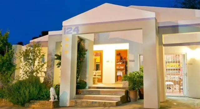 Langenhoven B&B, Забронировать Отель Отели Оудсхорн 3 звезды, рядом с Suspension Bridge, 3*