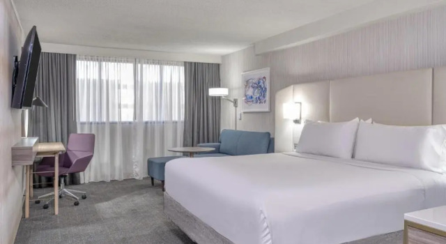 Люкс Crowne Plaza Indianapolis-Airport by IHG