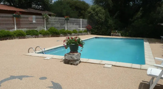 Gites de Plos Studio (Adults Only), Rezerwuj Hotel Hotele w Cévennes z basenem, Basen