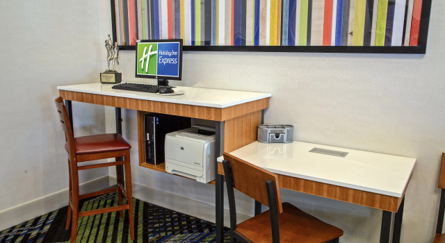 Holiday Inn Express Hotel & Suites Clarksville by IHG, Забронировать Отель Кларксвилл Ozarks