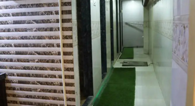 Кровать в общем номере Hotel Alibaba Mumbai