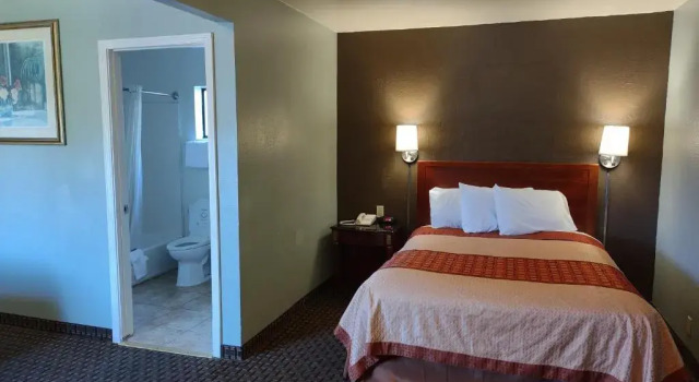 Четырёхместный номер Standard Economy Inn Richmond